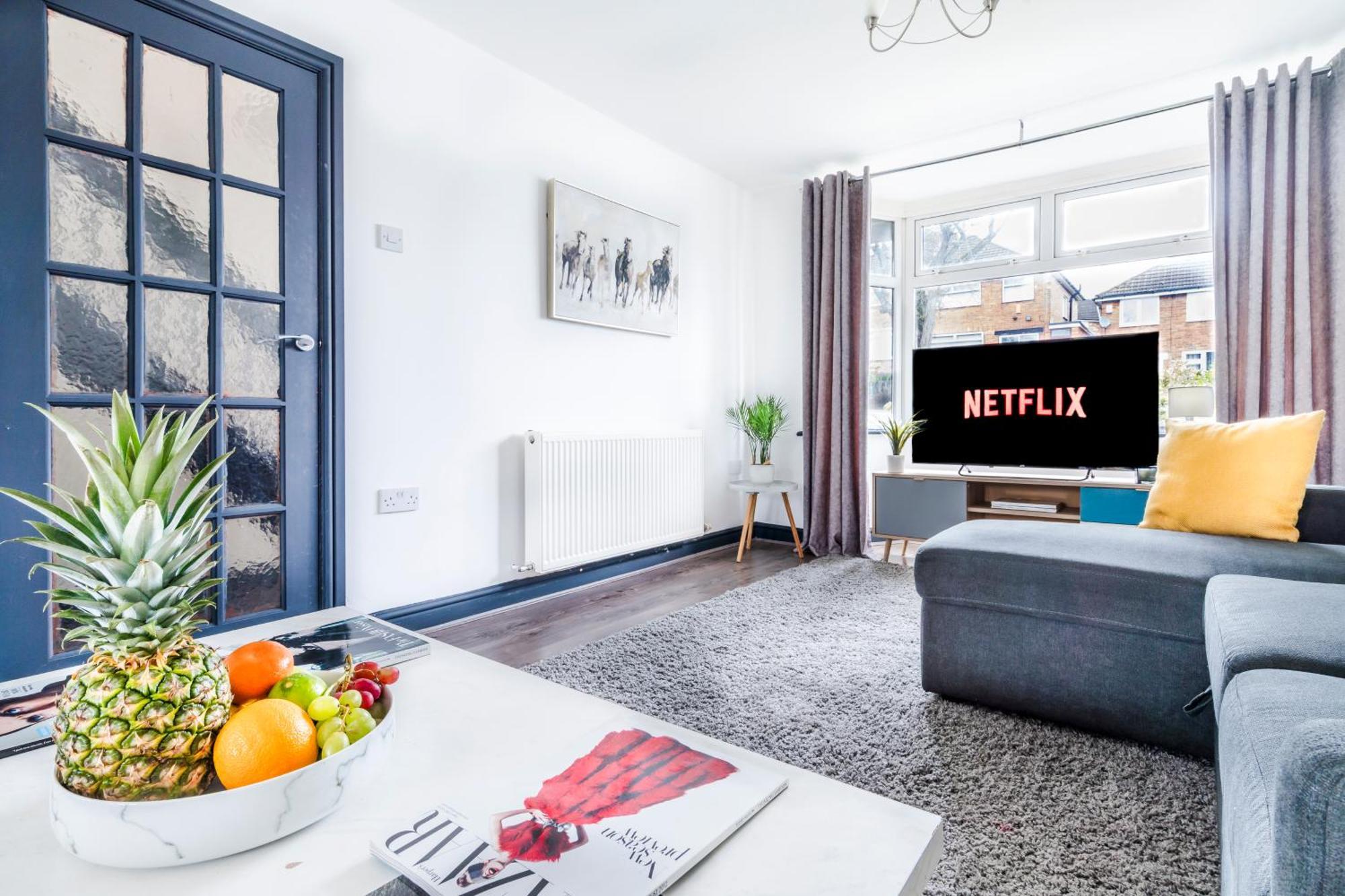 Cozy Family Space Great For Groups, Relocations, Contractors Sleep 4 - 11 Guests Holiday home Birmingham