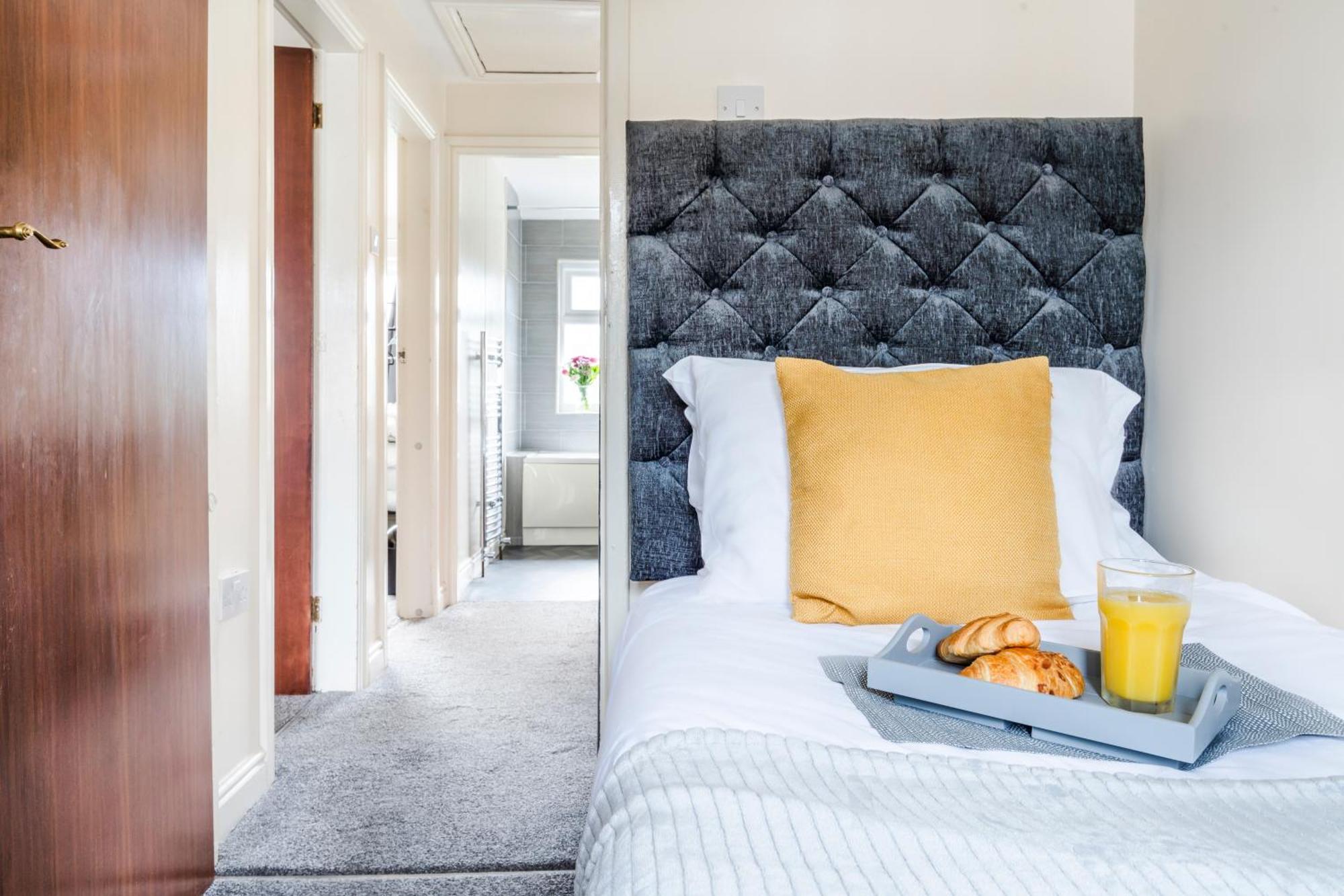 Cozy Family Space Great For Groups, Relocations, Contractors Sleep 4 - 11 Guests Holiday home Birmingham