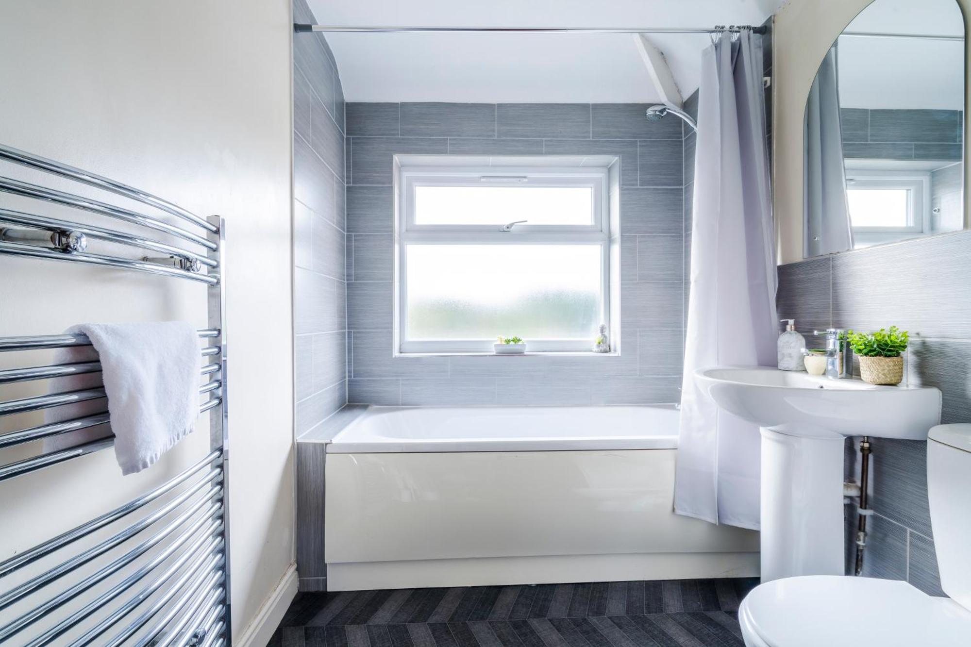 Cozy Family Space Great For Groups, Relocations, Contractors Sleep 4 - 11 Guests Holiday home