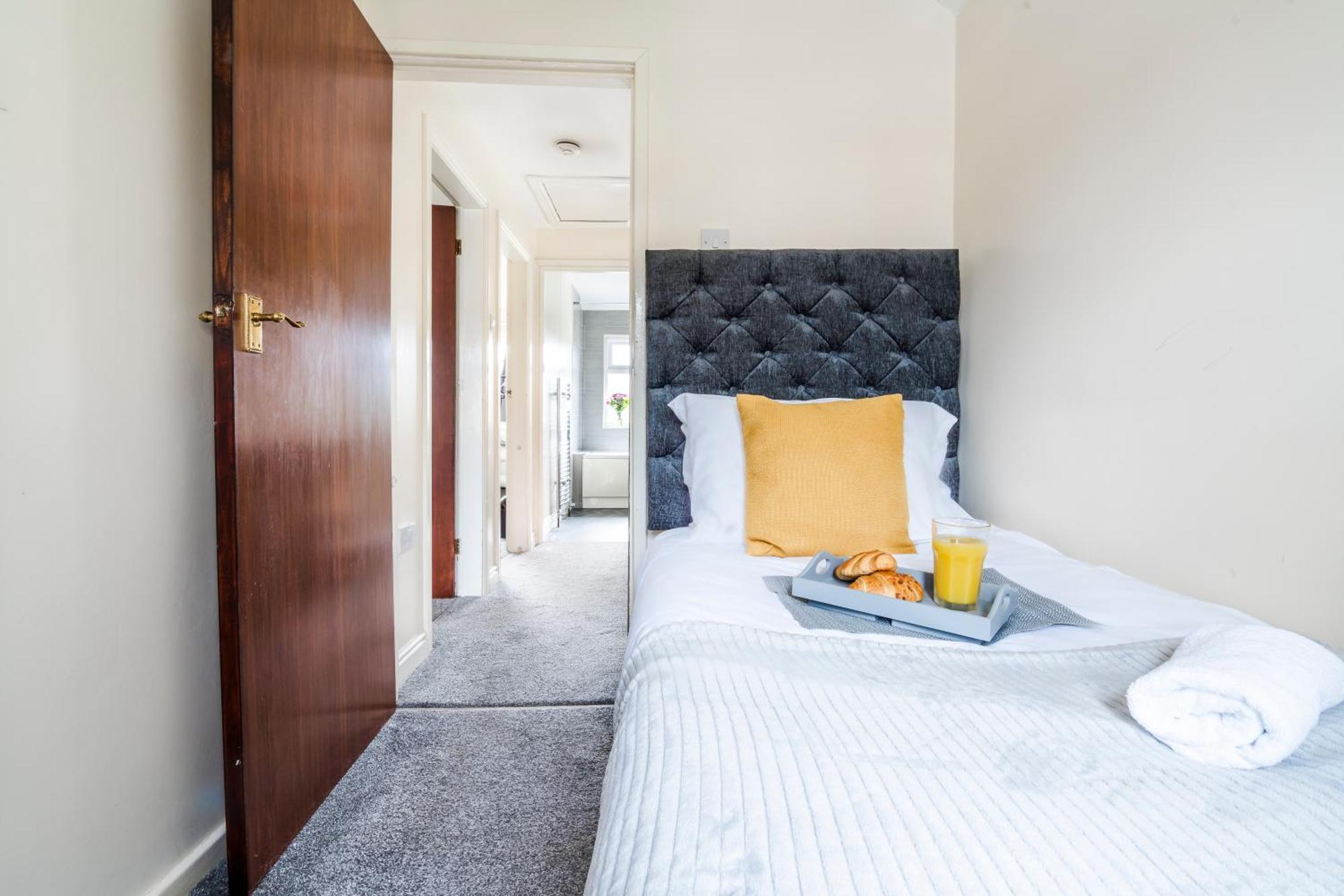 Cozy Family Space Great For Groups, Relocations, Contractors Sleep 4 - 11 Guests * Birmingham