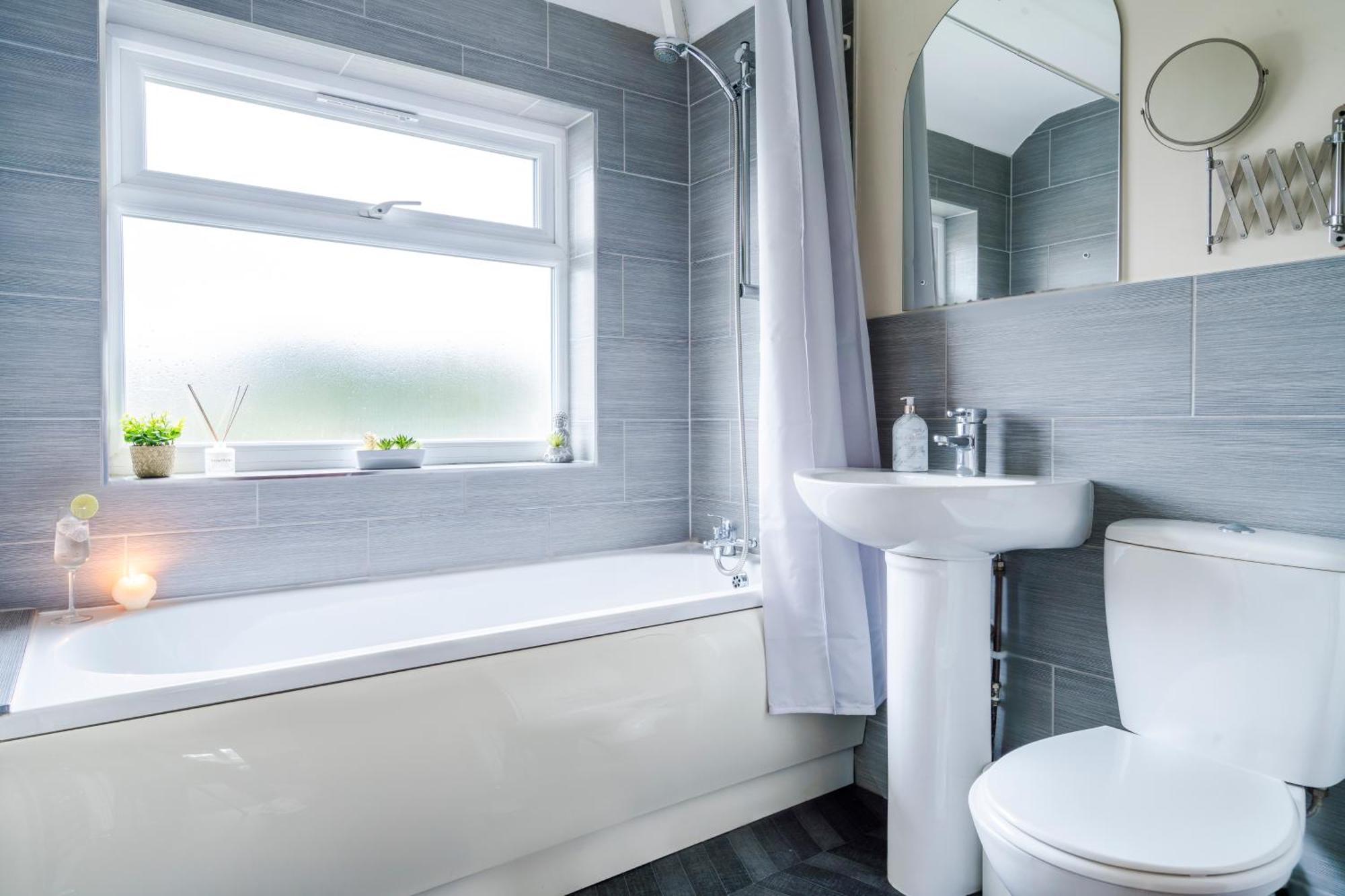 Cozy Family Space Great For Groups, Relocations, Contractors Sleep 4 - 11 Guests Holiday home Birmingham