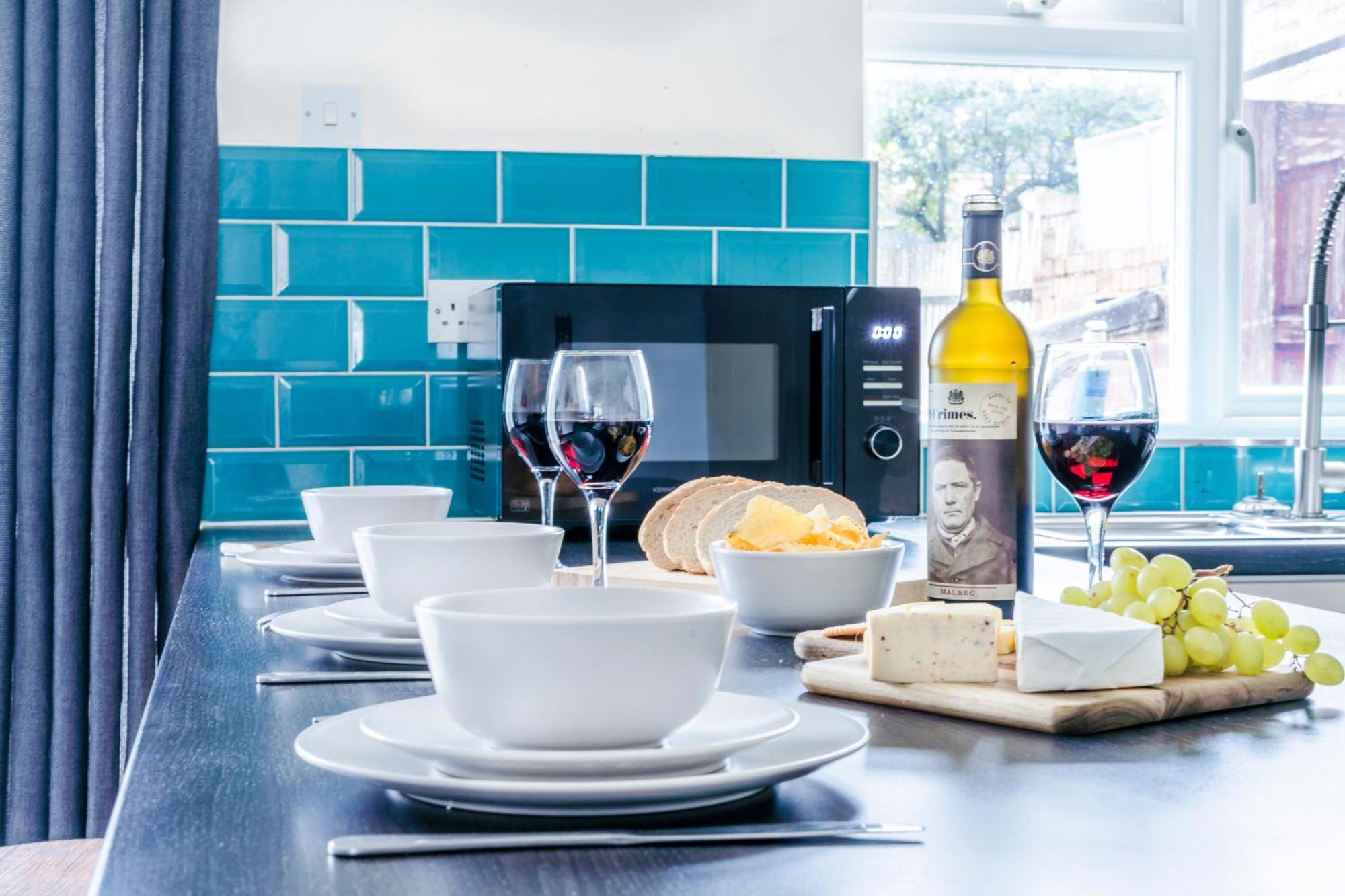 Cozy Family Space Great For Groups, Relocations, Contractors Sleep 4 - 11 Guests Holiday home *