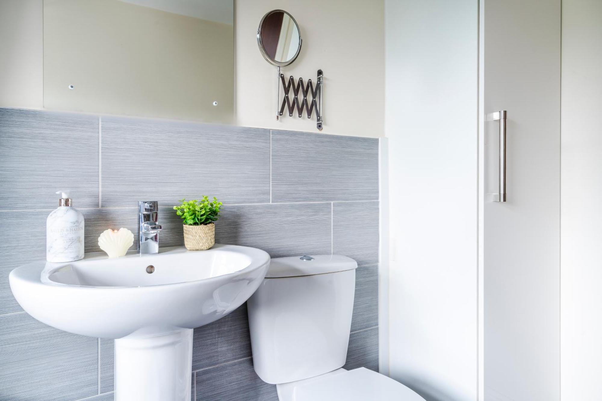 Cozy Family Space Great For Groups, Relocations, Contractors Sleep 4 - 11 Guests * Birmingham