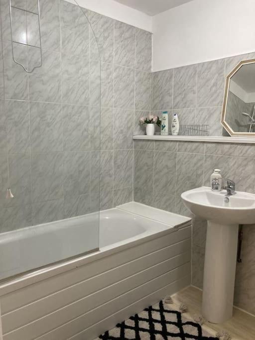 Apartment Spacious Two Bed Flat With Free Secure Parking *