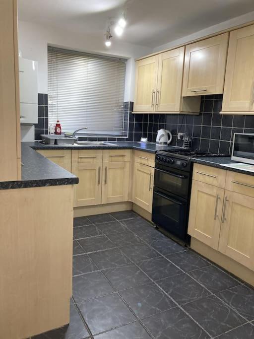 Apartment Spacious Two Bed Flat With Free Secure Parking
