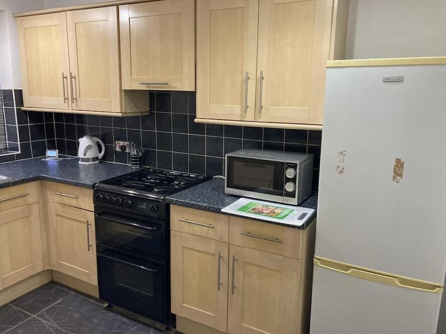 Spacious Two Bed Flat With Free Secure Parking * Birmingham