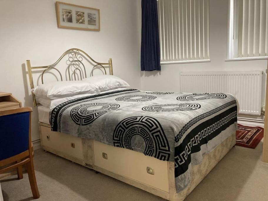 Spacious Two Bed Flat With Free Secure Parking Apartment