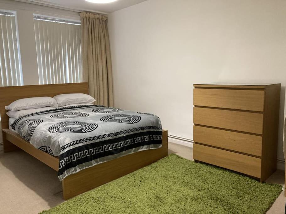 Spacious Two Bed Flat With Free Secure Parking Apartment