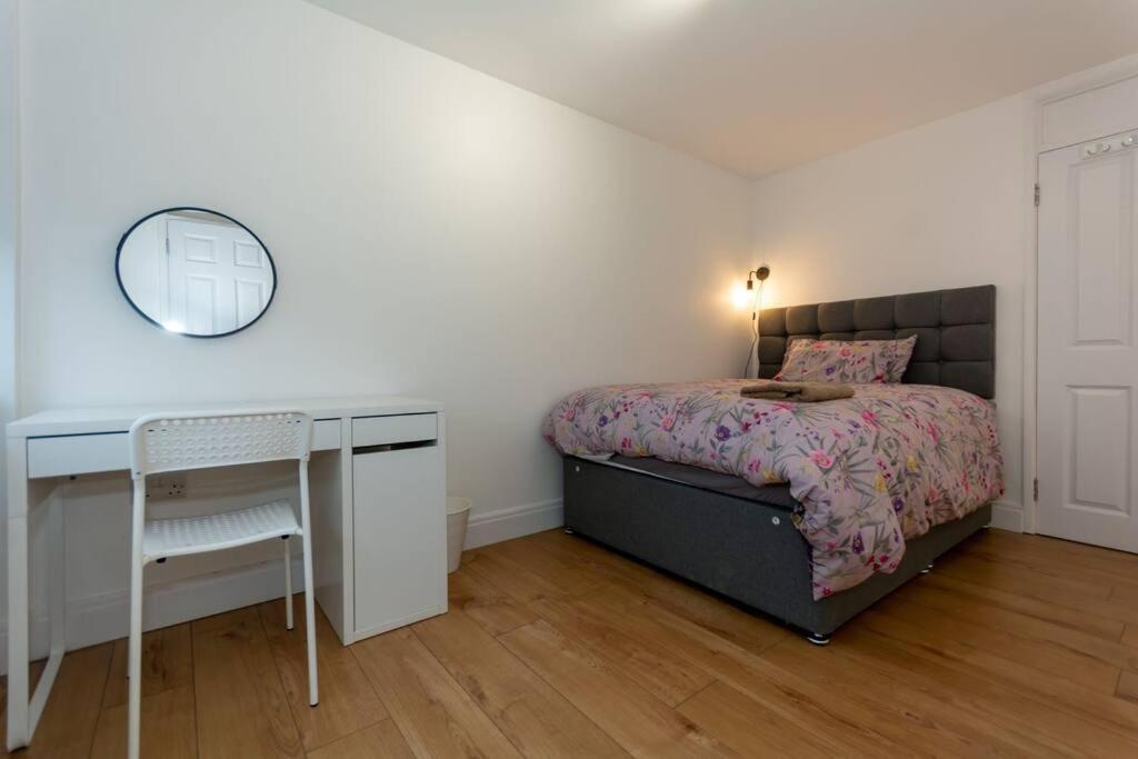 Brumstay Uk 5-bed House Ideal For Long-term Holiday home