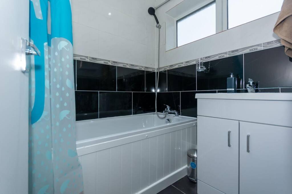 Brumstay Uk 5-bed House Ideal For Long-term Holiday home *