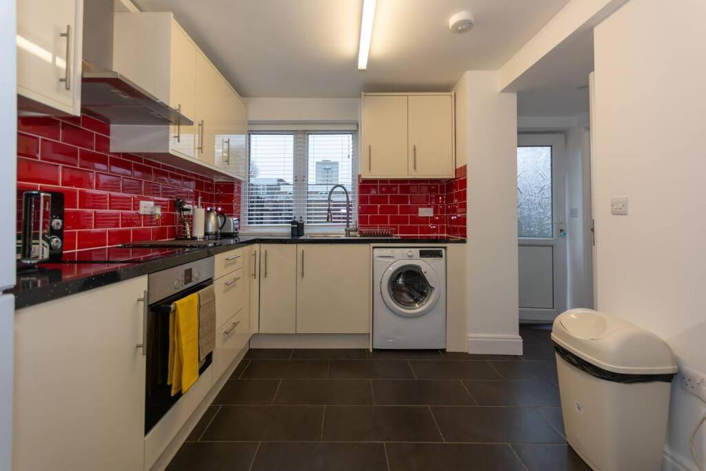 Holiday home Brumstay Uk 5-bed House Ideal For Long-term