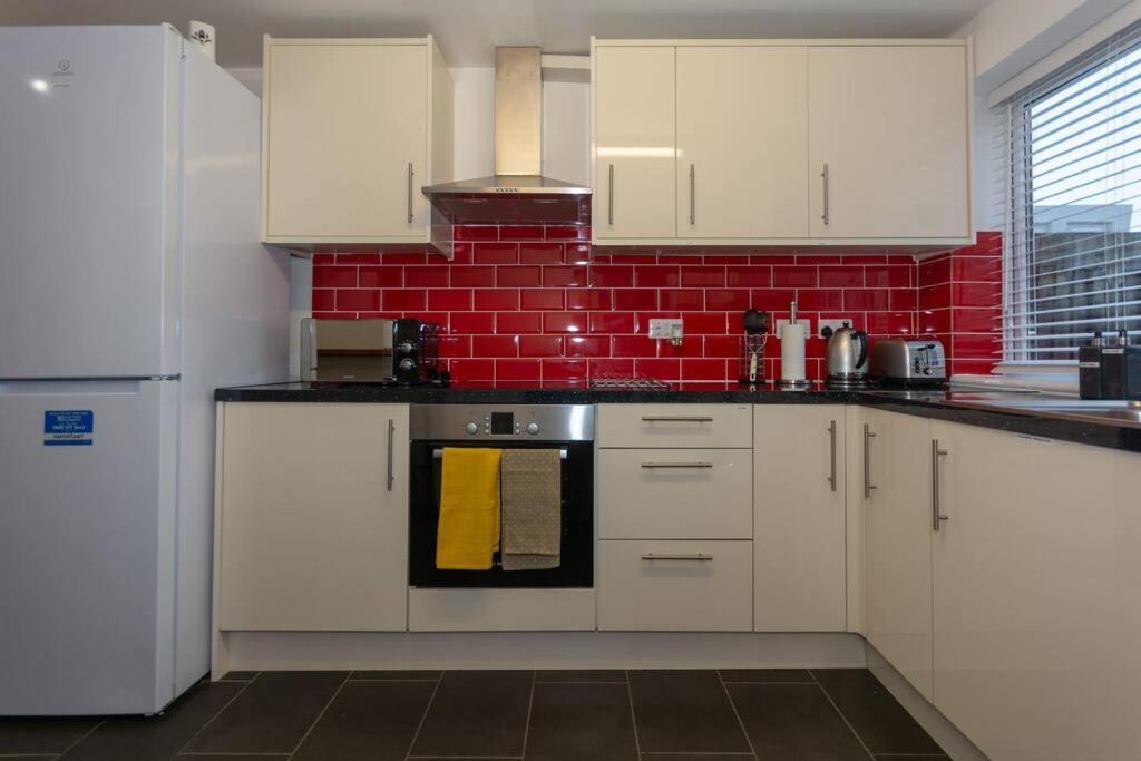 Holiday home Brumstay Uk 5-bed House Ideal For Long-term *