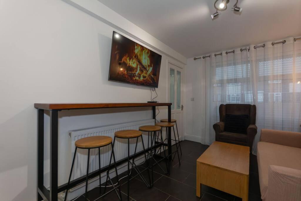Brumstay Uk 5-bed House Ideal For Long-term