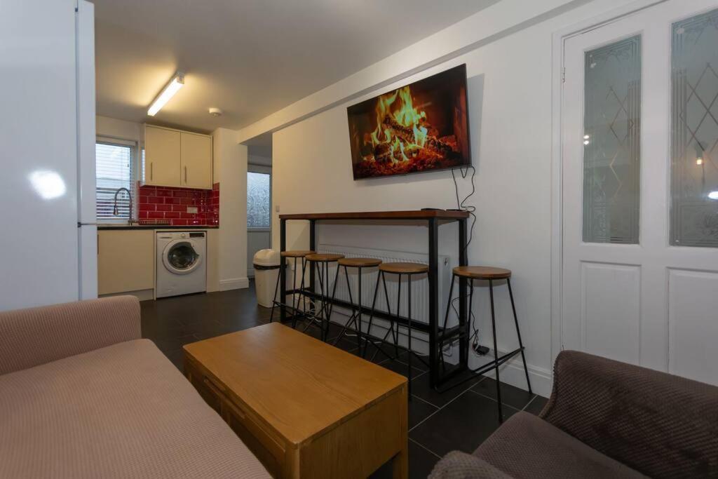 Brumstay Uk 5-bed House Ideal For Long-term Holiday home Birmingham