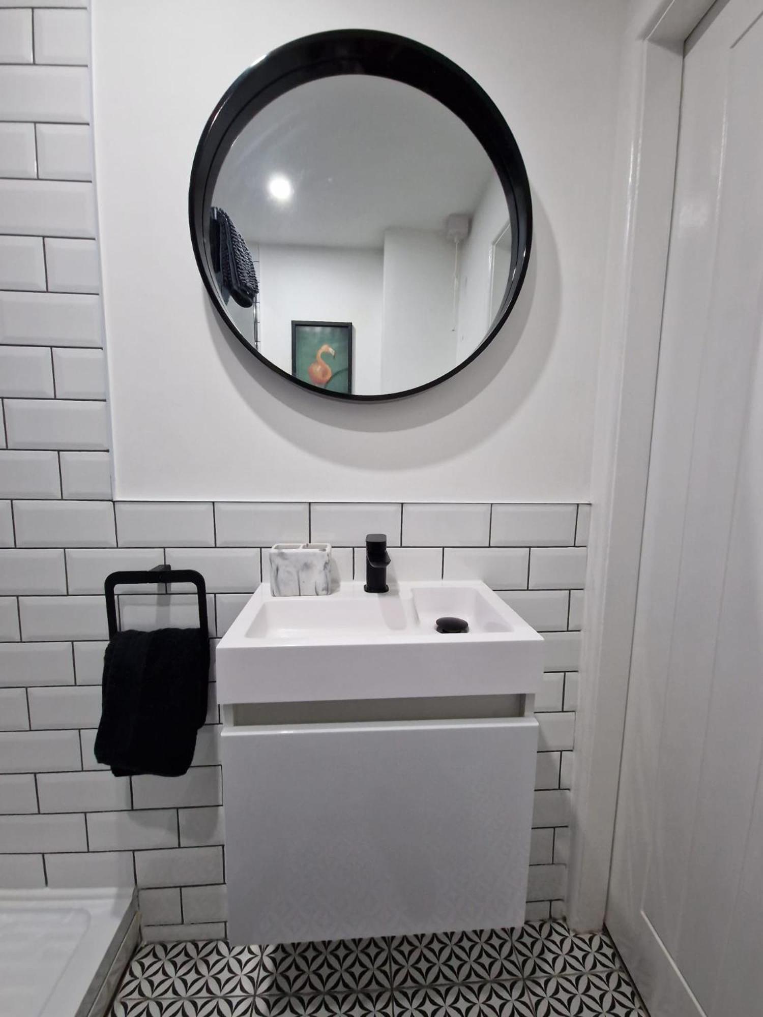 Apartment Stylish 2 Bedroom Sleeps 4 Contractors And Corporates Welcome *