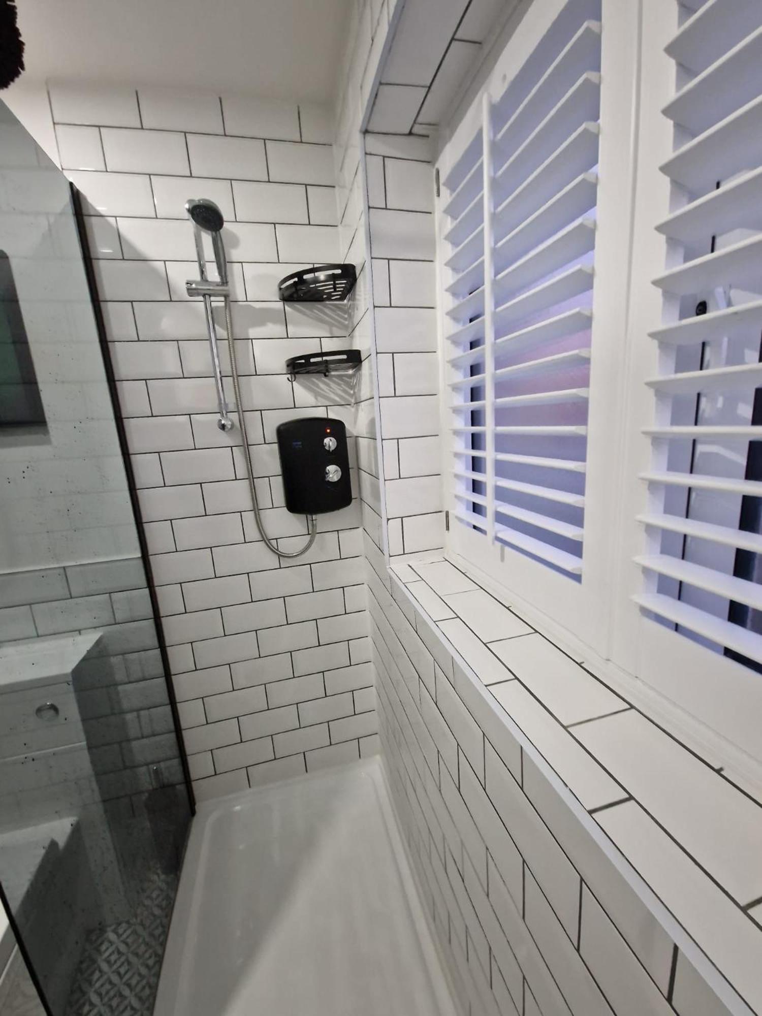 Stylish 2 Bedroom Sleeps 4 Contractors And Corporates Welcome Apartment *