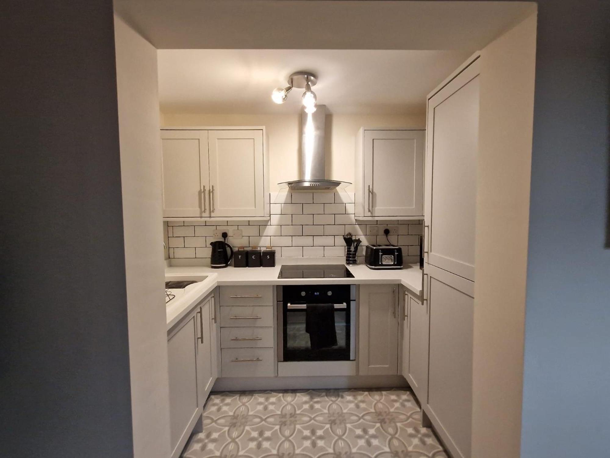 Stylish 2 Bedroom Sleeps 4 Contractors And Corporates Welcome Apartment