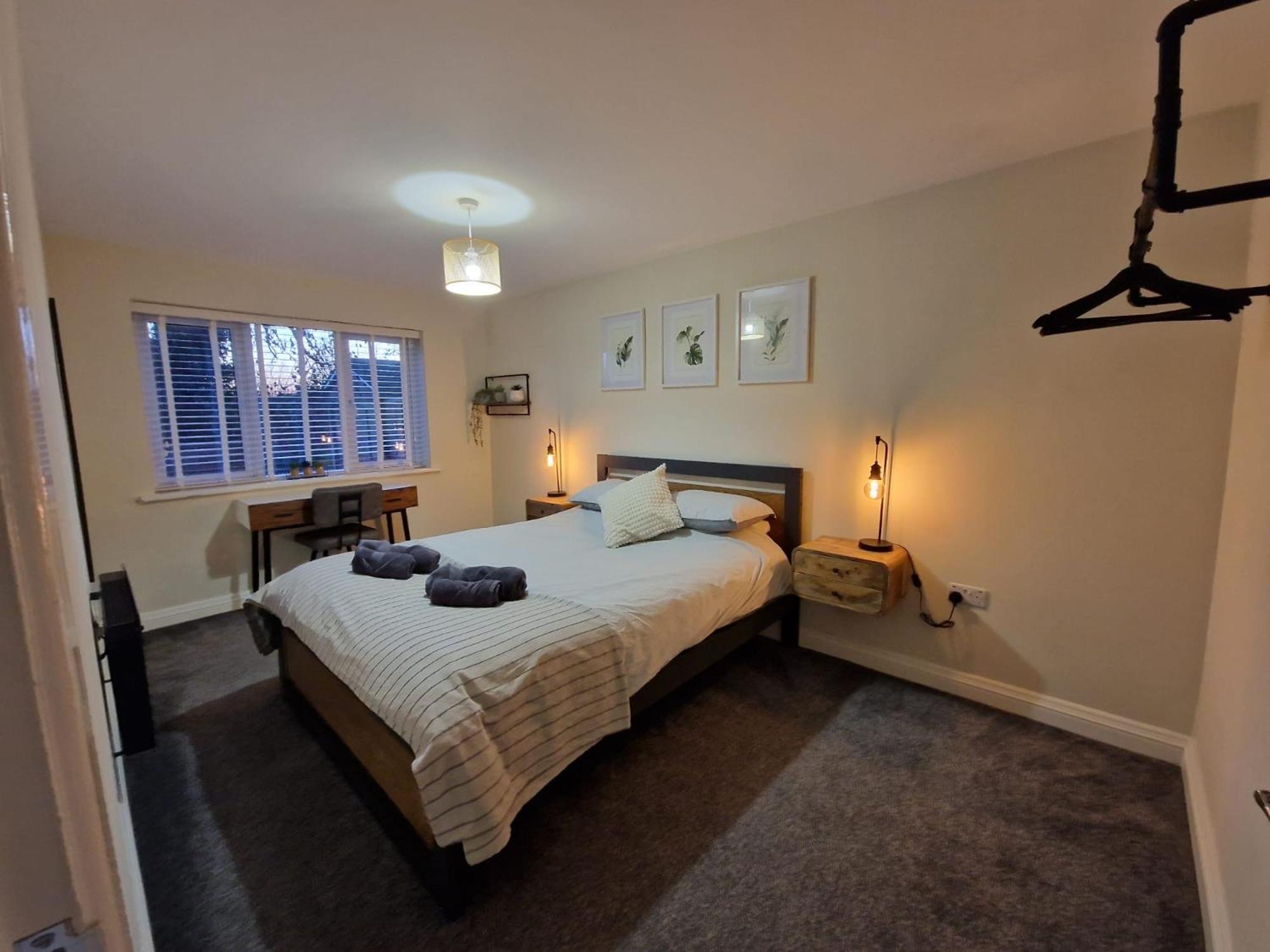 Stylish 2 Bedroom Sleeps 4 Contractors And Corporates Welcome Apartment
