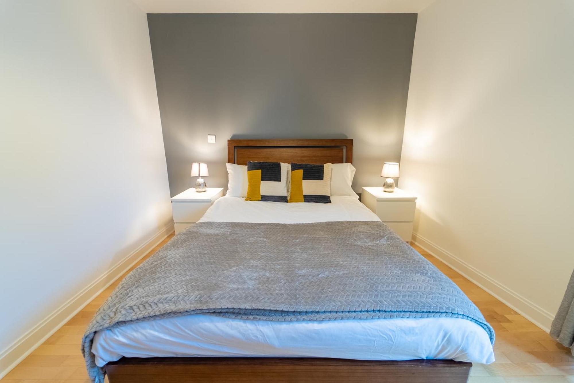 Superb 1 Bedroom Serviced In Centre * Birmingham