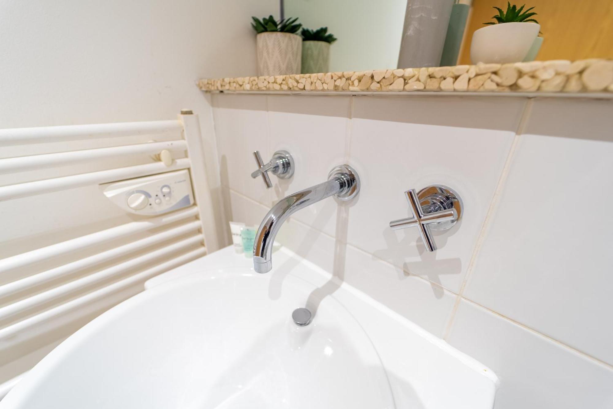 Apartment Superb 1 Bedroom Serviced In Centre