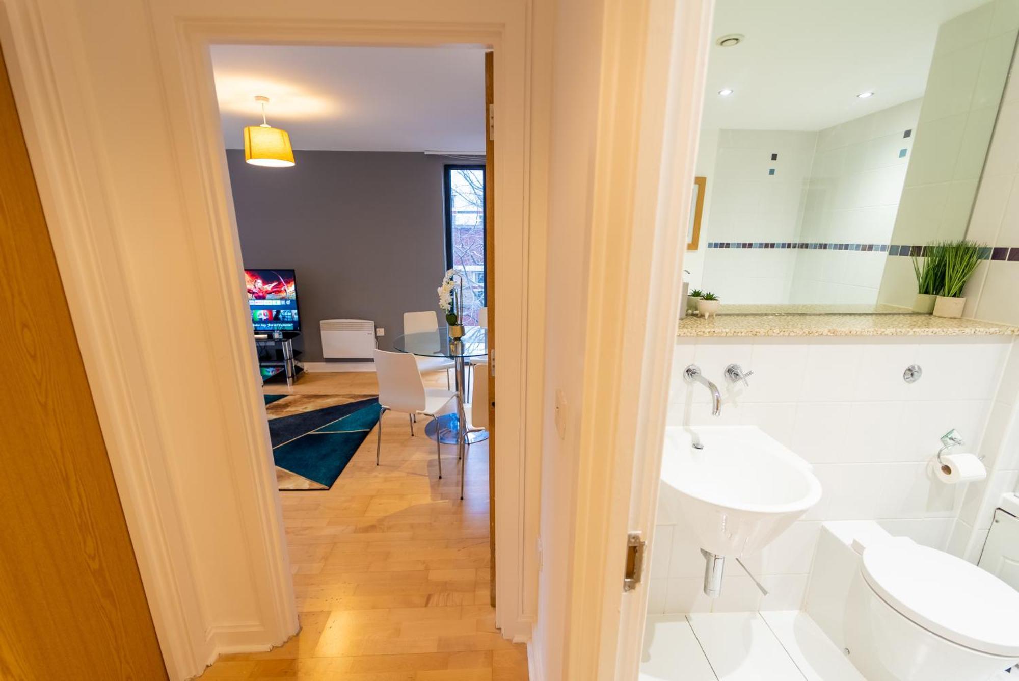 Superb 1 Bedroom Serviced In Centre *
