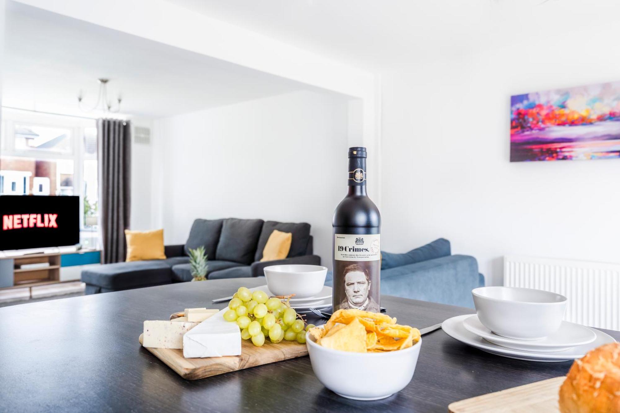 Cozy Family Space Great For Groups, Relocations, Contractors Sleep 4 - 11 Guests Holiday home