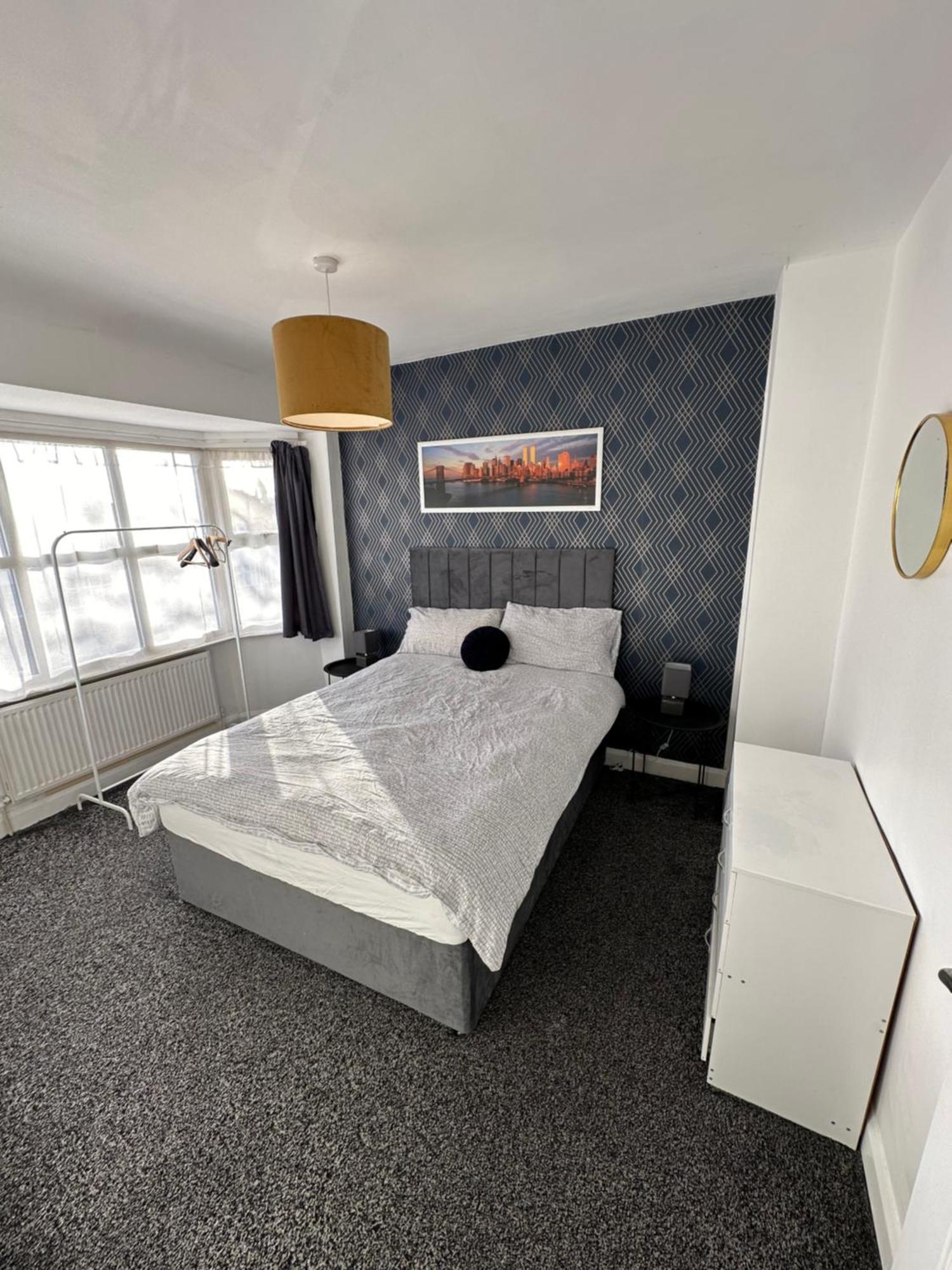 Spacious 3 Bed House, Sleeps 7 People - Birmingham
