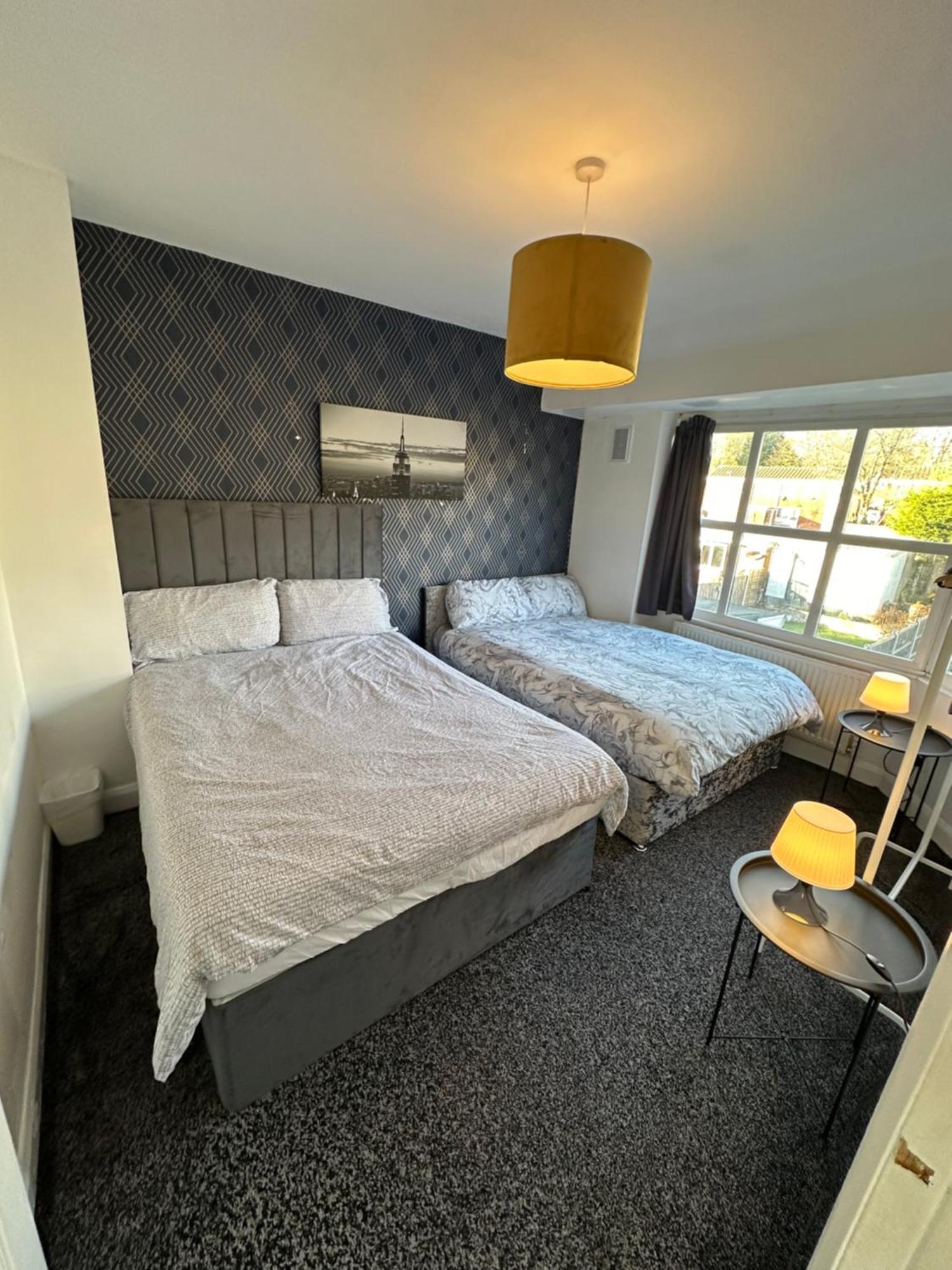 Spacious 3 Bed House, Sleeps 7 People - Apartment *