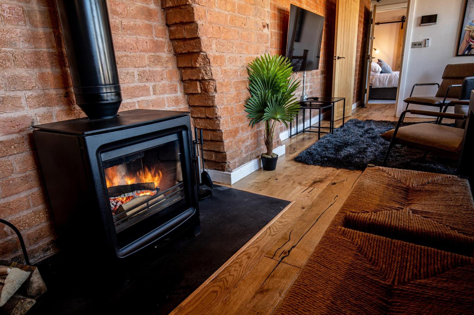 Vip 3br Grade2 Luxurious Industrial House With Wood Fire, Electric Blinds And Big Cast Iron Windows In The Heart Of The Jq Holiday home *