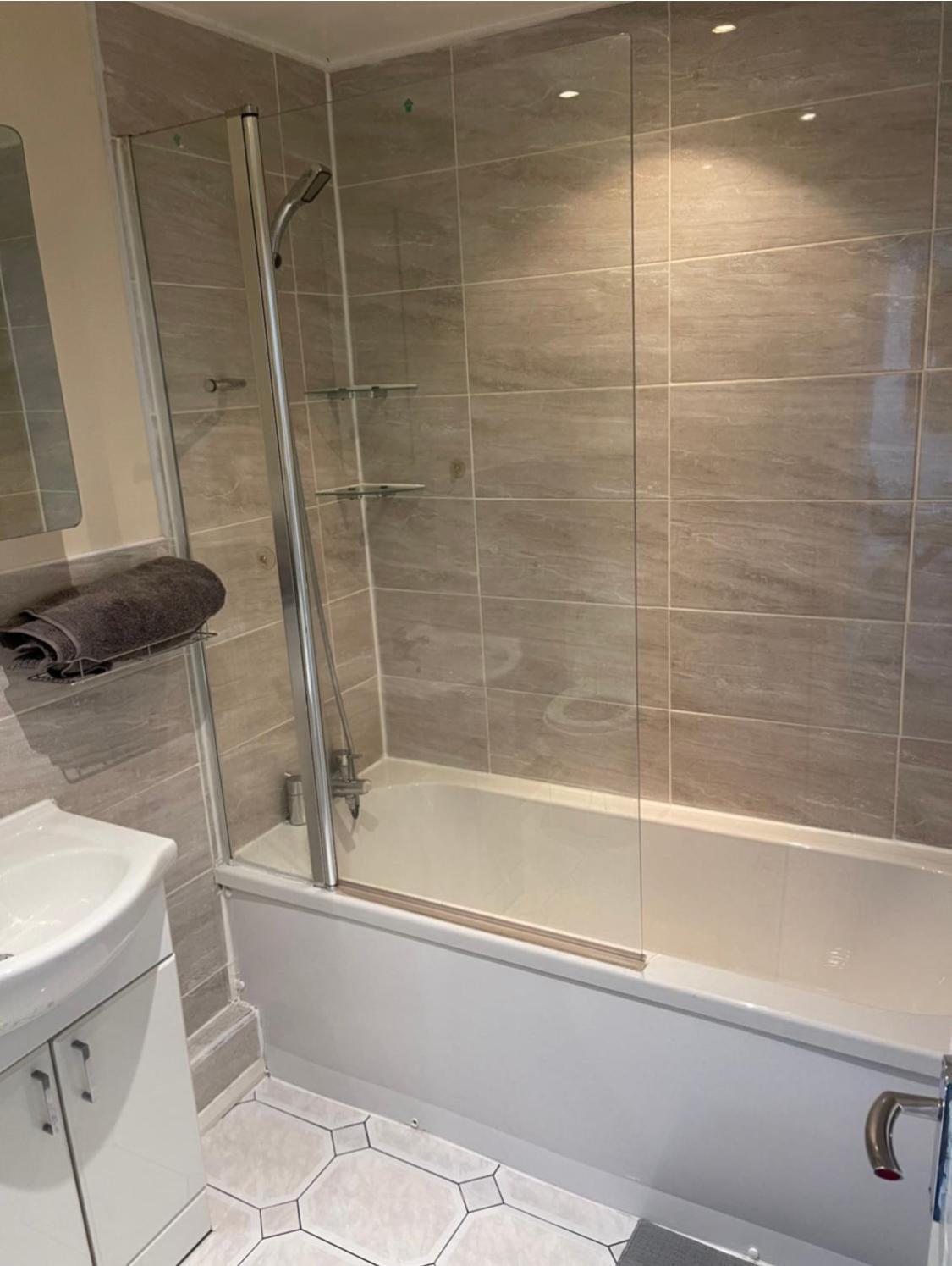 Luxury 3 Bedroom House -private Parking, Sleeps 6, & Featuring En-suite Master Bedroom *