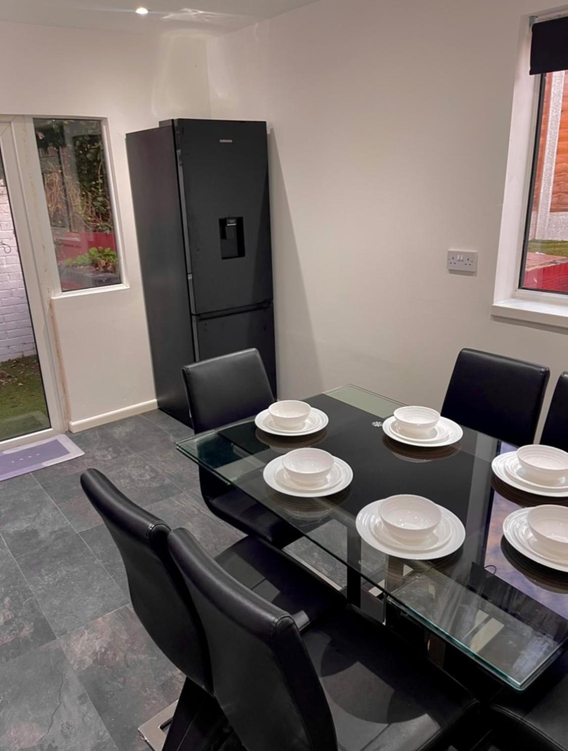 Luxury 3 Bedroom House -private Parking, Sleeps 6, & Featuring En-suite Master Bedroom Apartment Birmingham