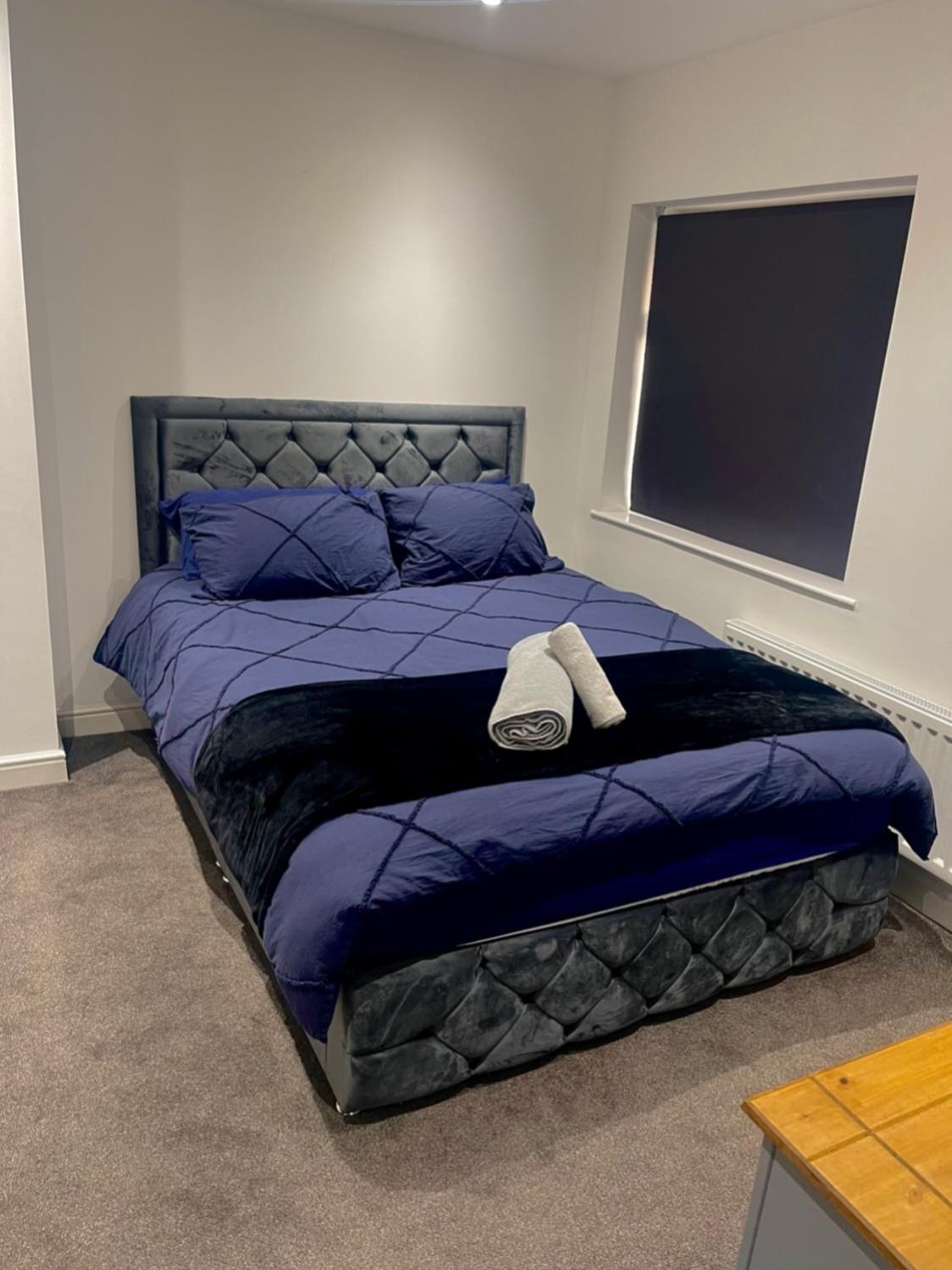 Apartment Luxury 3 Bedroom House -private Parking, Sleeps 6, & Featuring En-suite Master Bedroom *