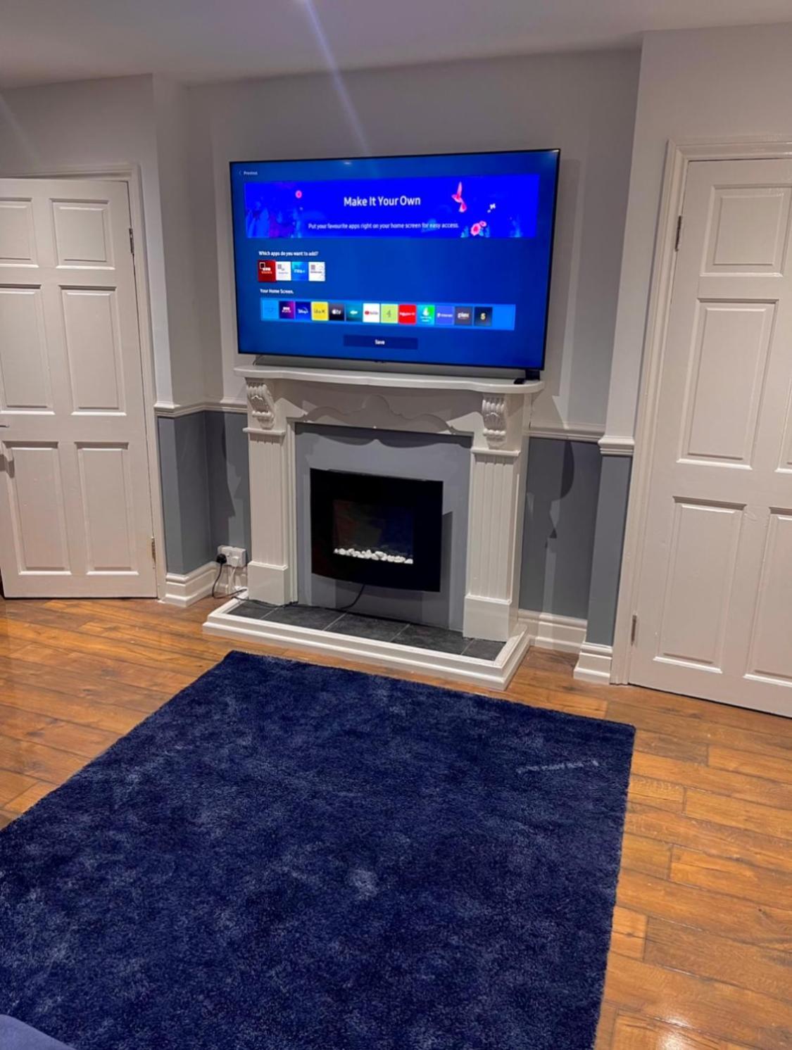 Luxury 3 Bedroom House -private Parking, Sleeps 6, & Featuring En-suite Master Bedroom Apartment *