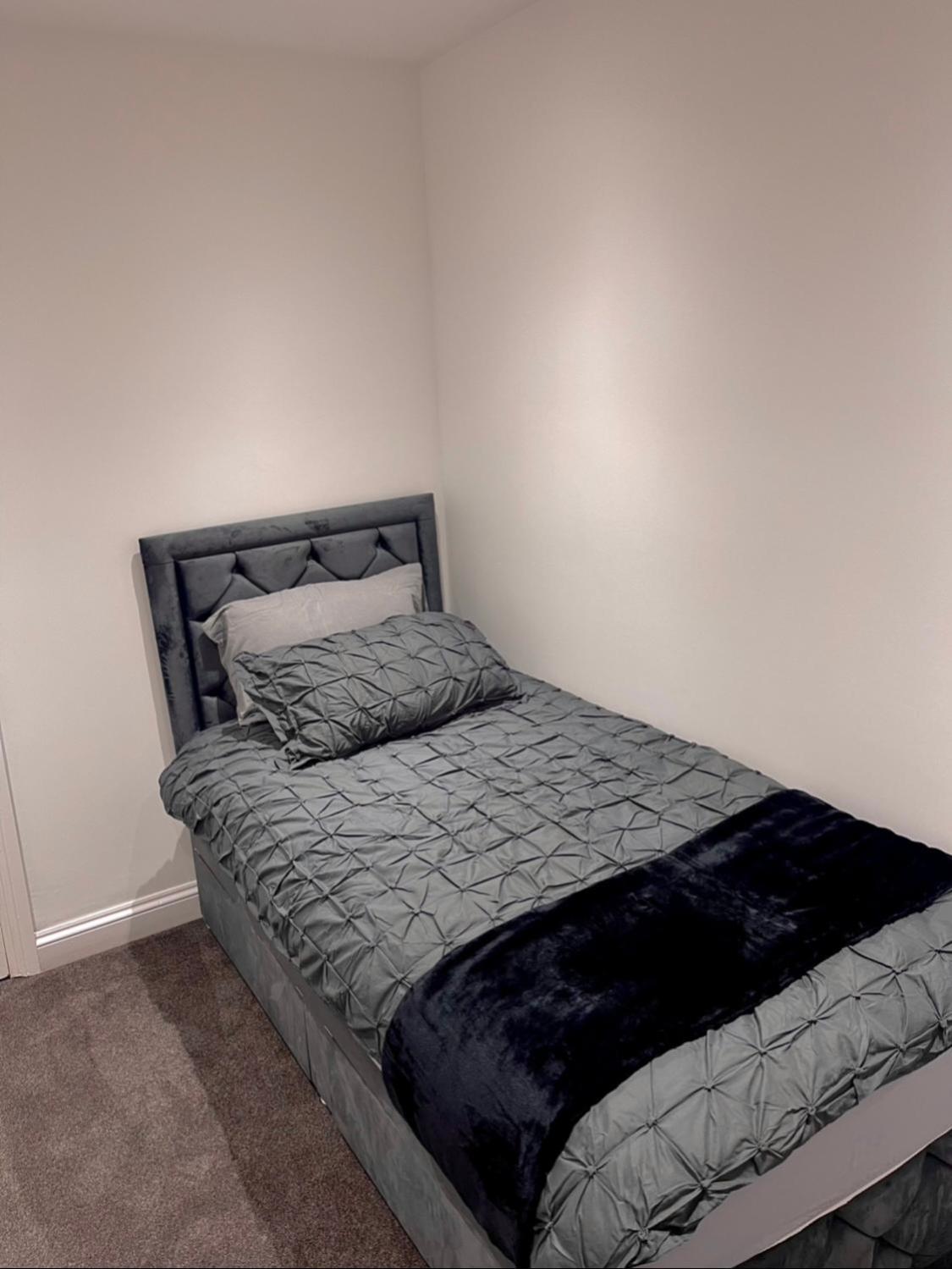 Apartment Luxury 3 Bedroom House -private Parking, Sleeps 6, & Featuring En-suite Master Bedroom Birmingham