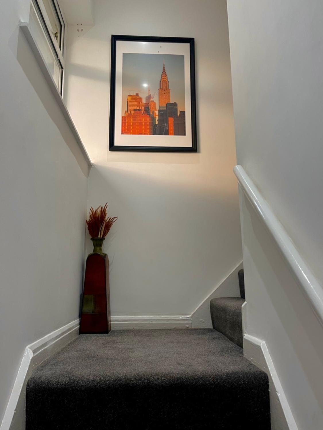 Luxury 3 Bedroom House -private Parking, Sleeps 6, & Featuring En-suite Master Bedroom * Birmingham