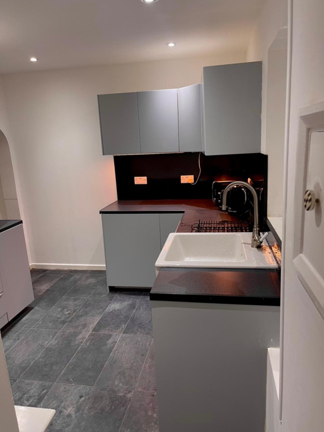 Apartment Luxury 3 Bedroom House -private Parking, Sleeps 6, & Featuring En-suite Master Bedroom