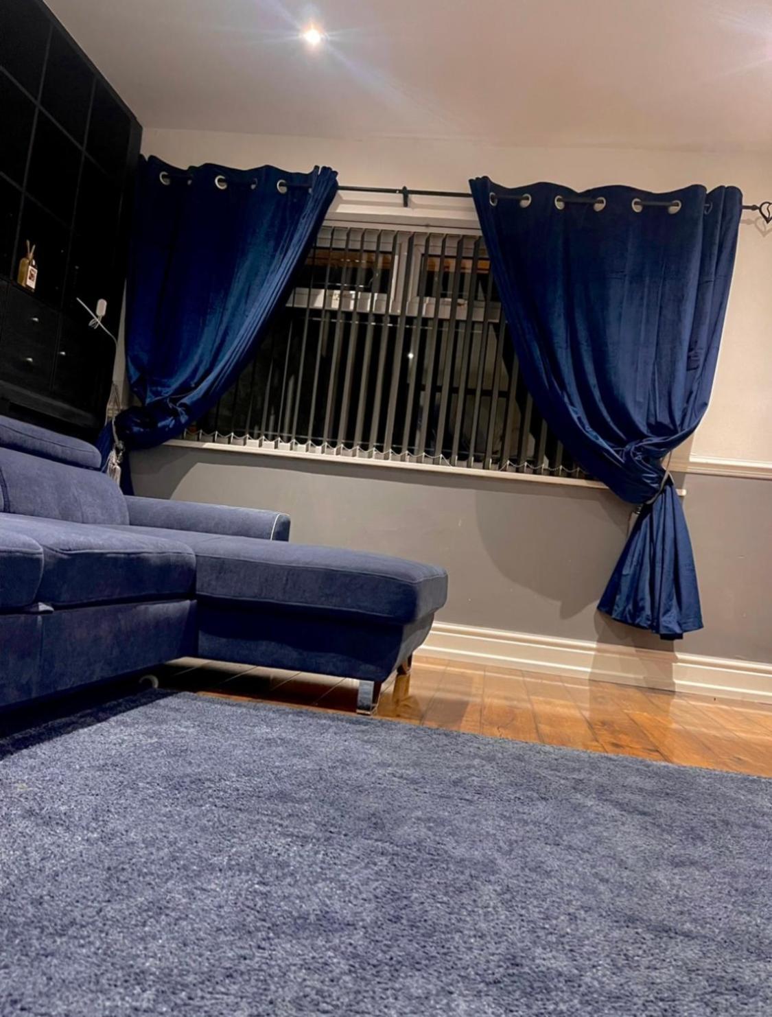 Luxury 3 Bedroom House -private Parking, Sleeps 6, & Featuring En-suite Master Bedroom Birmingham