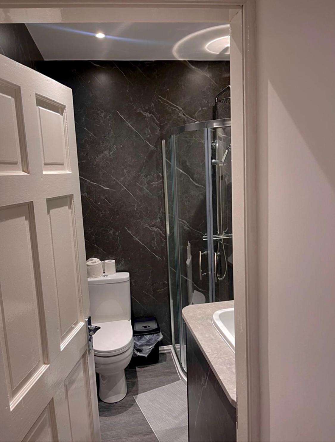 Apartment Luxury 3 Bedroom House -private Parking, Sleeps 6, & Featuring En-suite Master Bedroom *