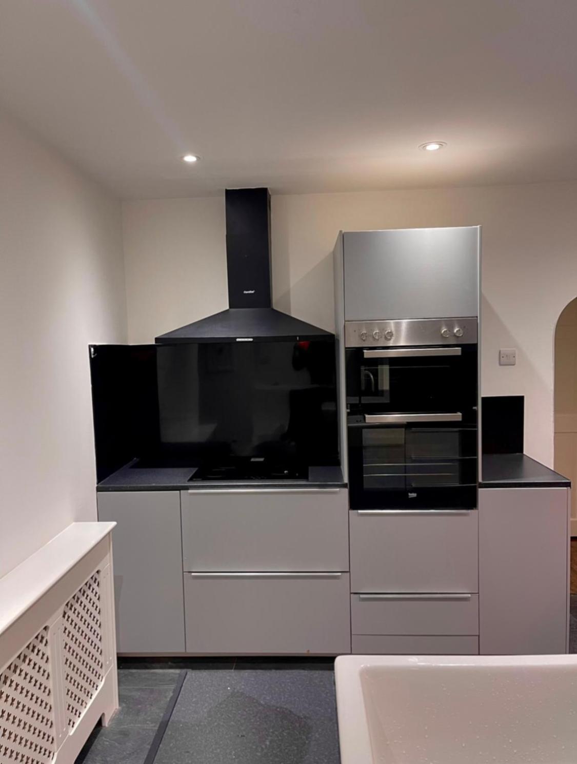 Luxury 3 Bedroom House -private Parking, Sleeps 6, & Featuring En-suite Master Bedroom *