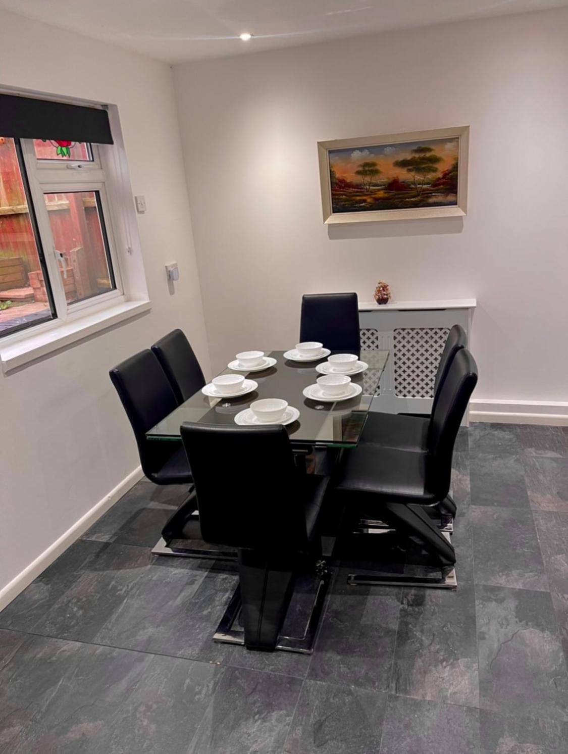 Luxury 3 Bedroom House -private Parking, Sleeps 6, & Featuring En-suite Master Bedroom