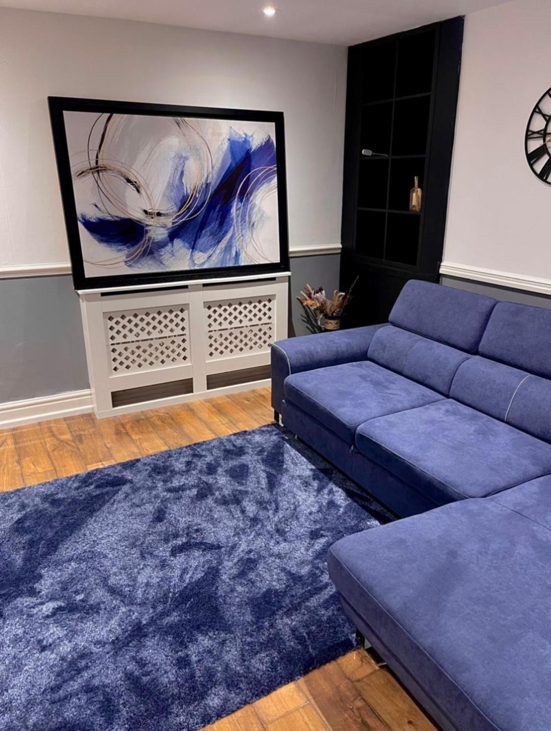 Luxury 3 Bedroom House -private Parking, Sleeps 6, & Featuring En-suite Master Bedroom Apartment *