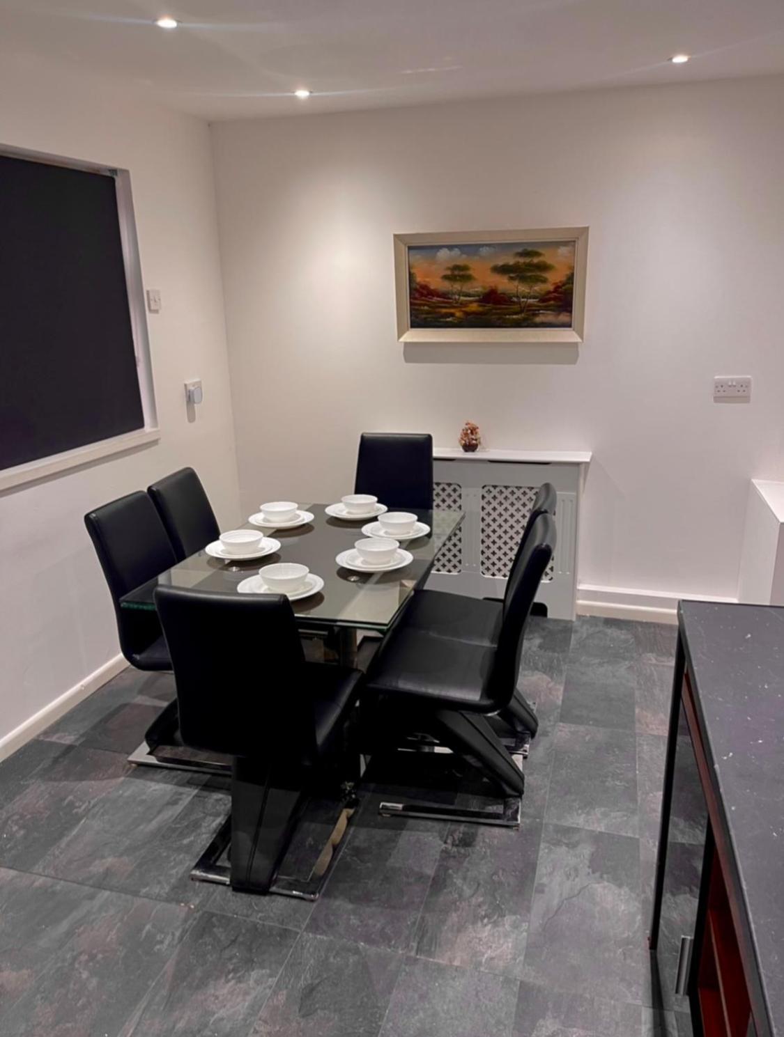Apartment Luxury 3 Bedroom House -private Parking, Sleeps 6, & Featuring En-suite Master Bedroom