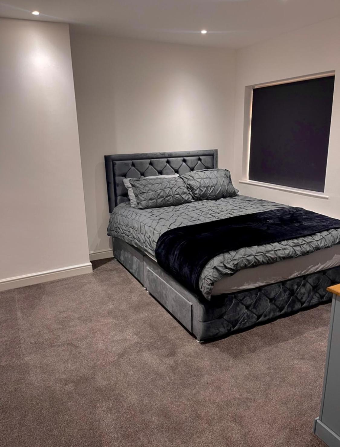 Luxury 3 Bedroom House -private Parking, Sleeps 6, & Featuring En-suite Master Bedroom Apartment Birmingham