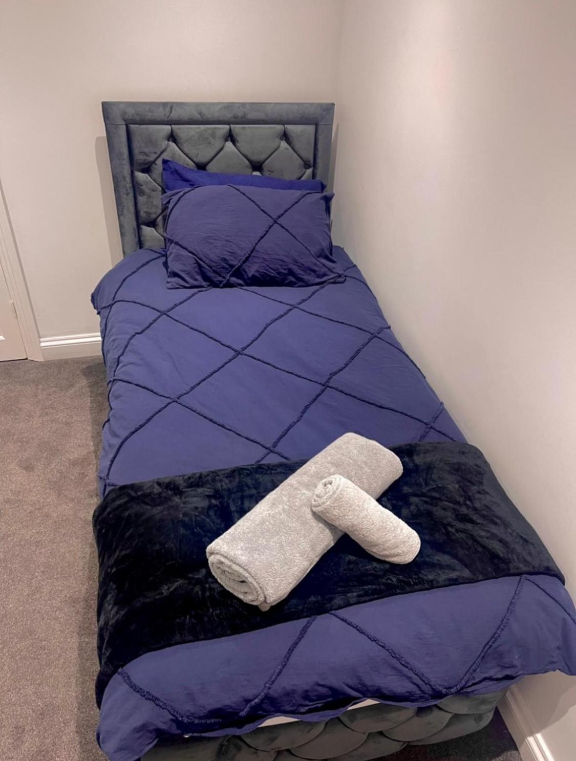 Luxury 3 Bedroom House -private Parking, Sleeps 6, & Featuring En-suite Master Bedroom Birmingham