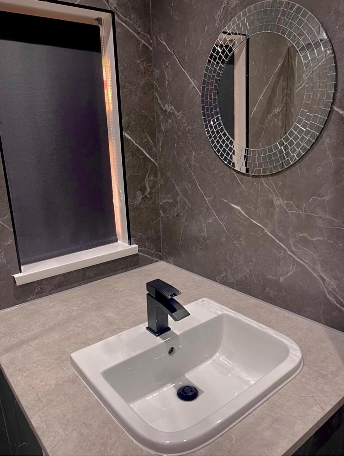 Apartment Luxury 3 Bedroom House -private Parking, Sleeps 6, & Featuring En-suite Master Bedroom