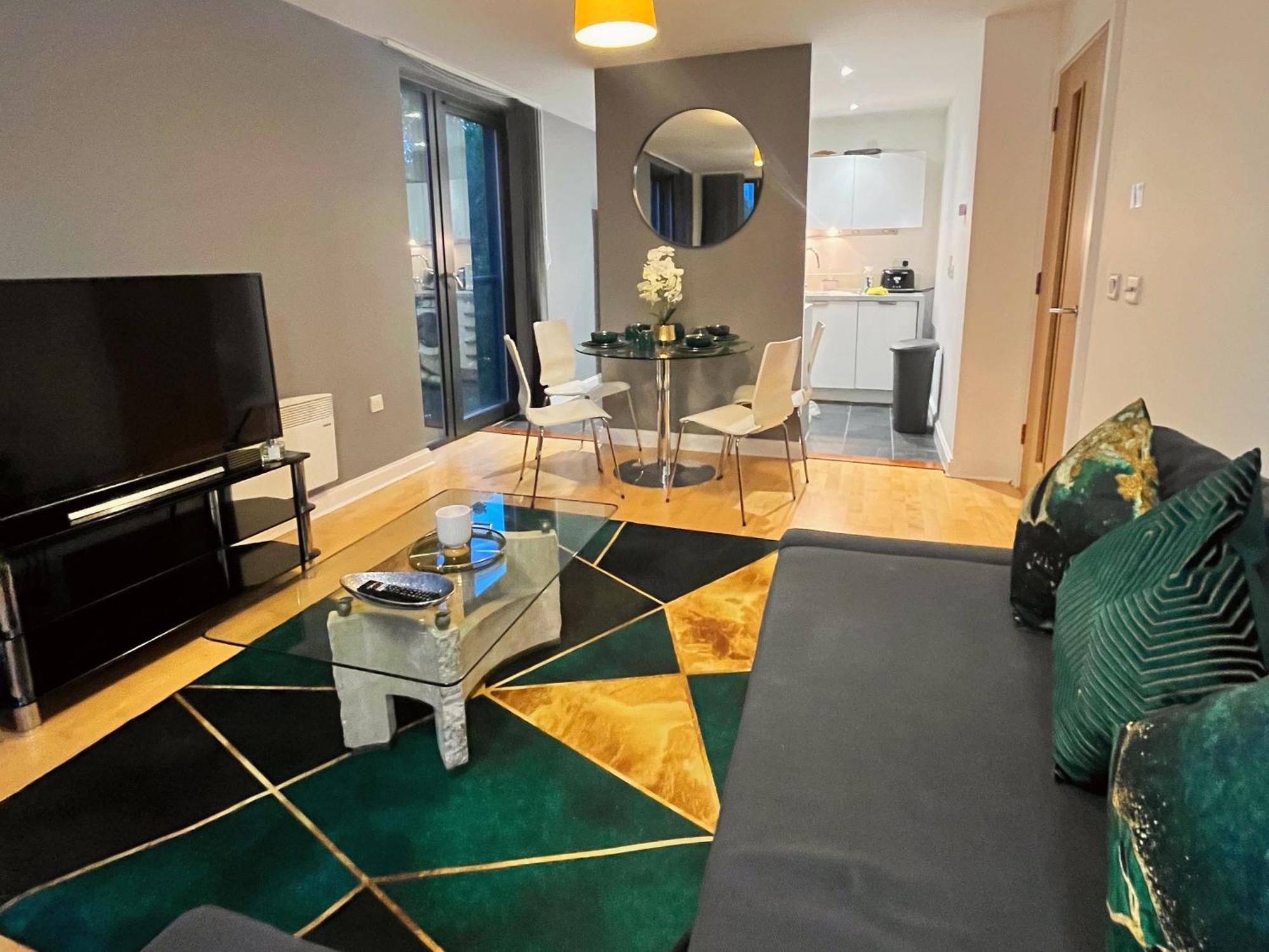 Apartment Superb 1 Bedroom Serviced In Centre *
