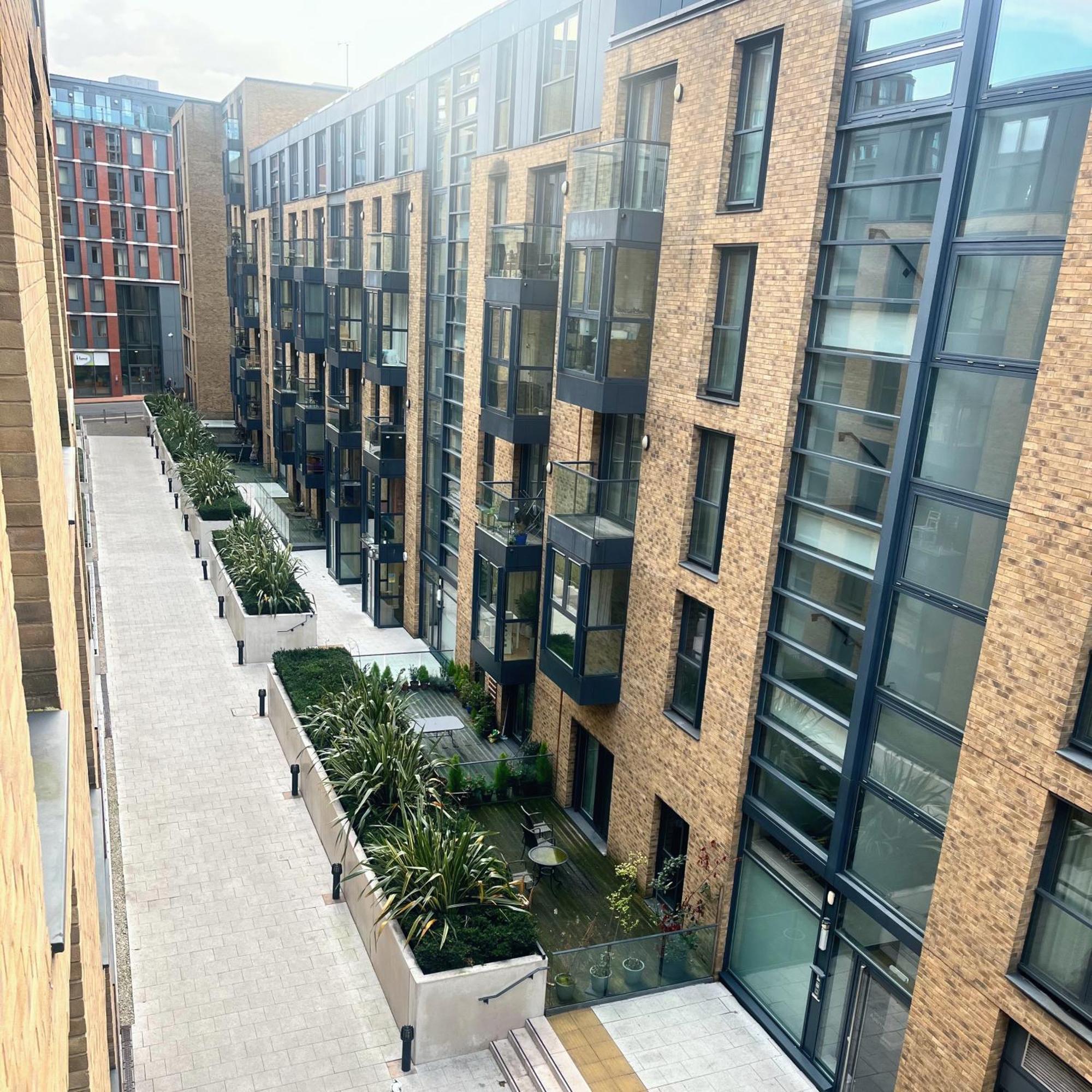 Apartment Superb 1 Bedroom Serviced In Centre *