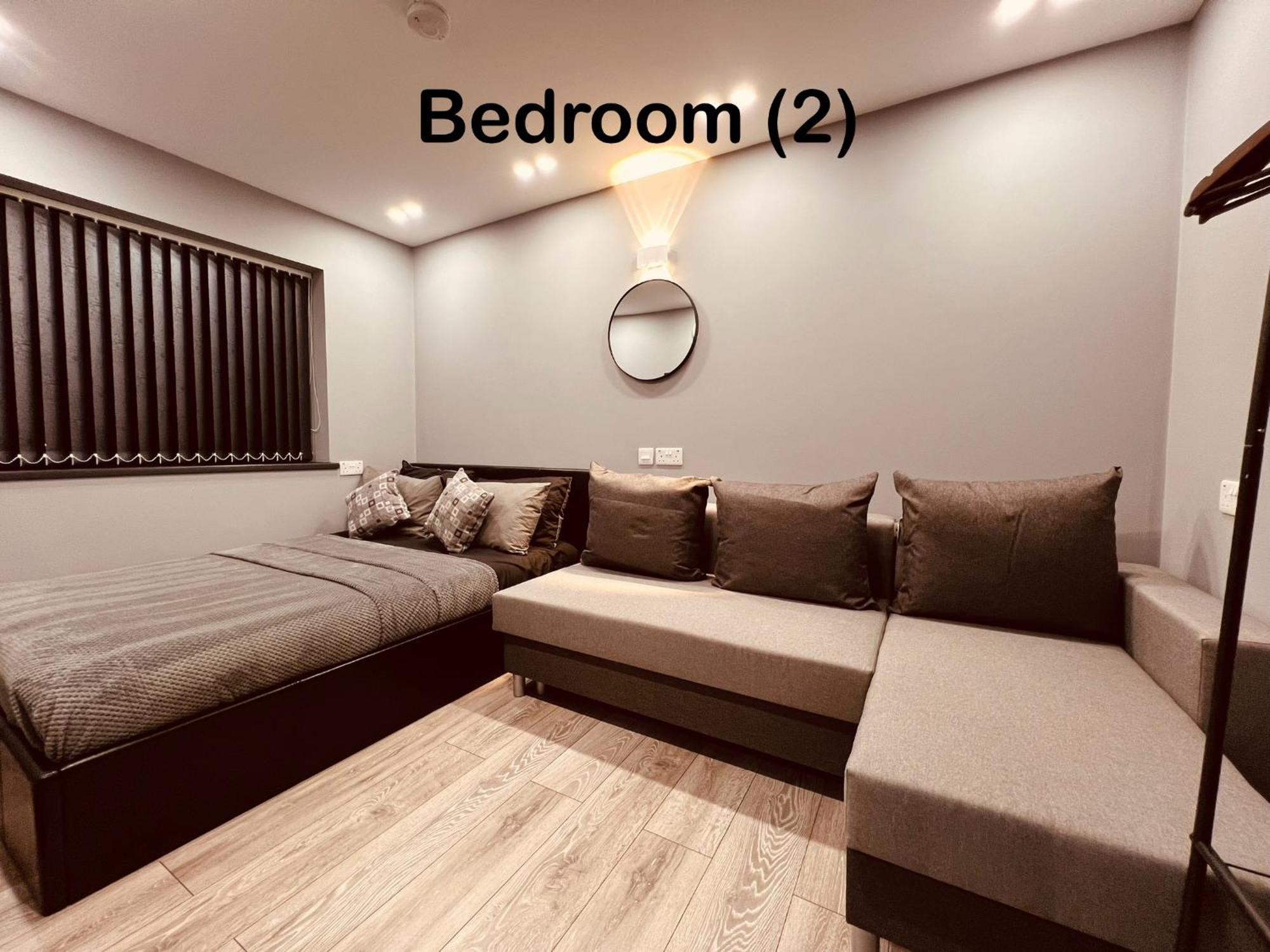 Urban Escape *4 Bedroom House* With Free Parking