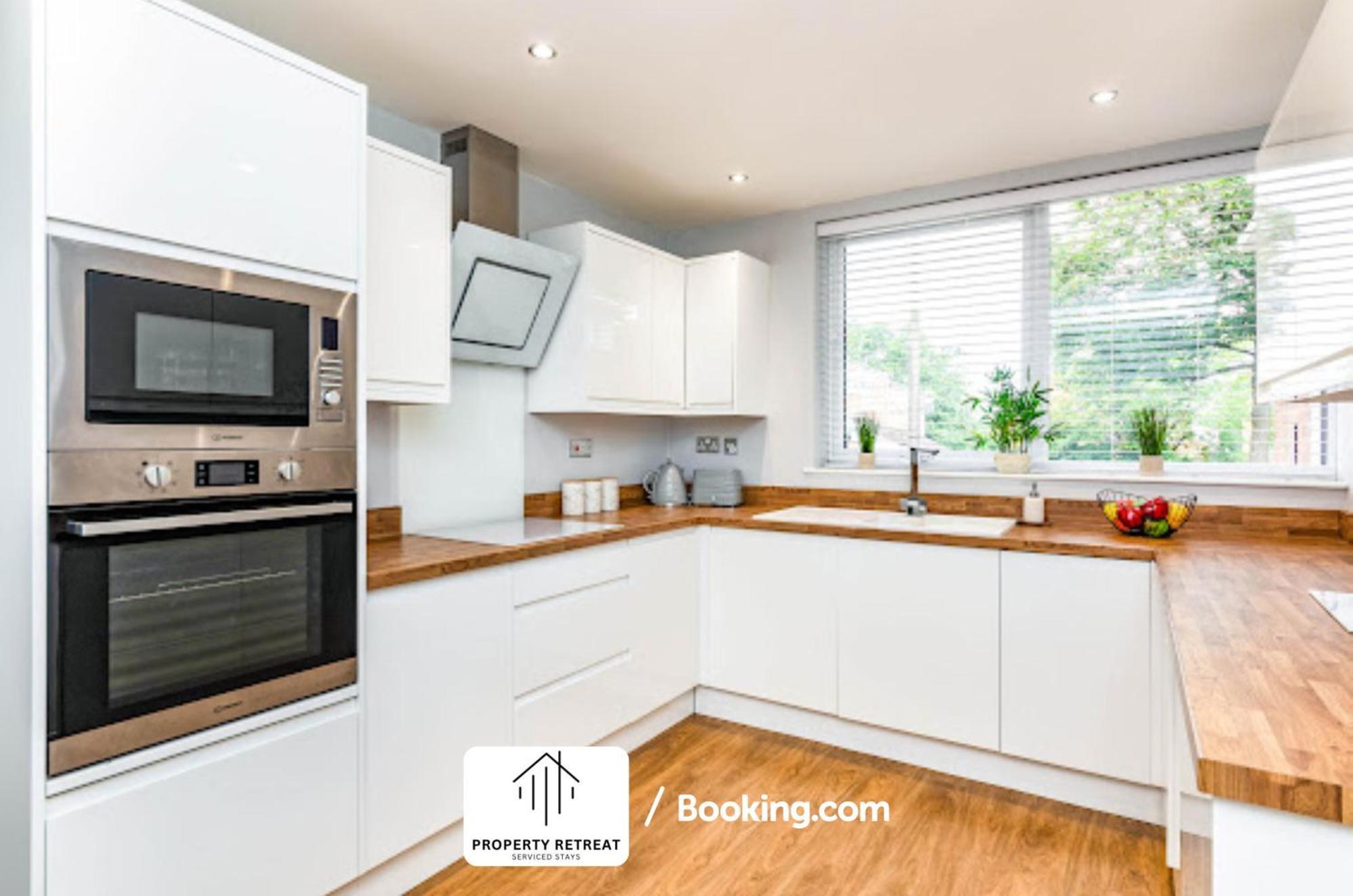 Airport Business & Leisure Retreat Holiday home *