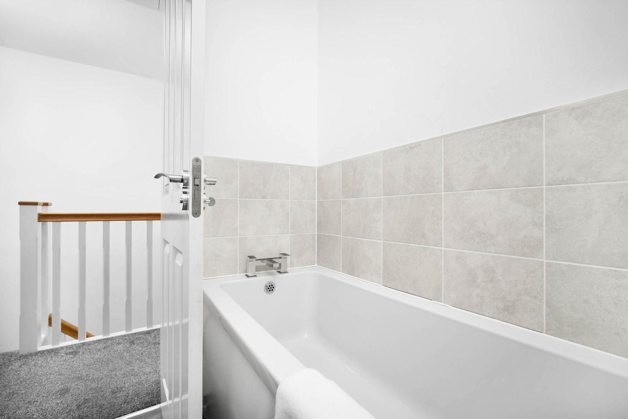 Luxury 4 Bed House With En-suite, Games Room, Bbq, On-site Parking By Azura Nights